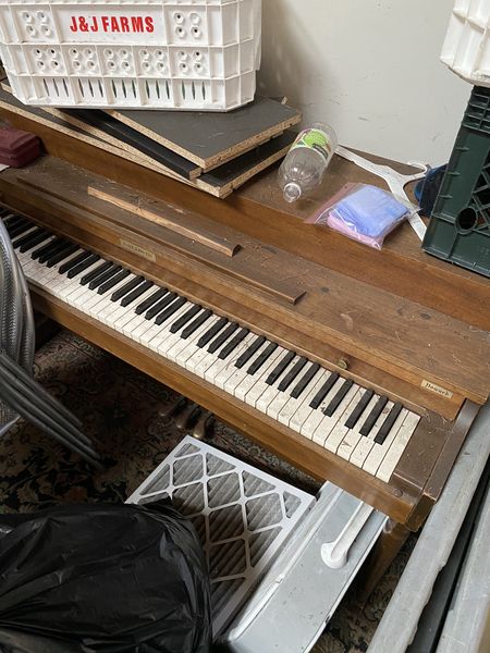File:Clutter-piano.jpg